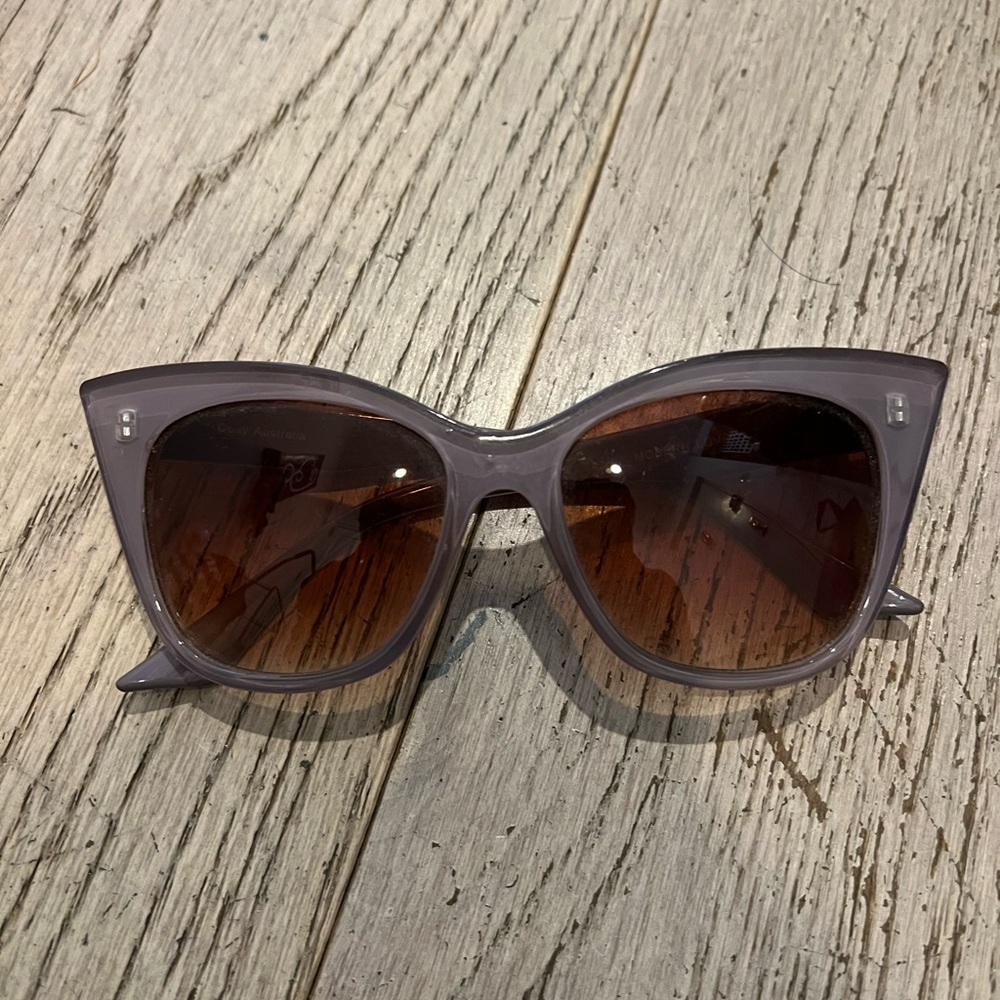 QUAY SUNGLASSES